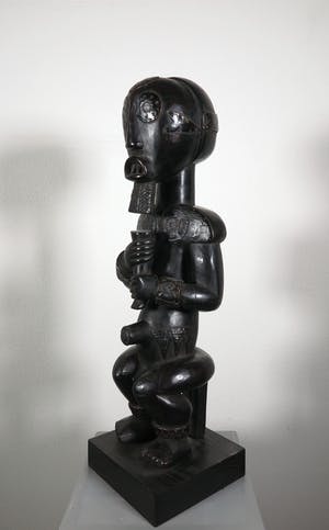 Fang Ntumu - Hout en koper, Zittend mannenfiguur kopen? Bied vanaf 1!