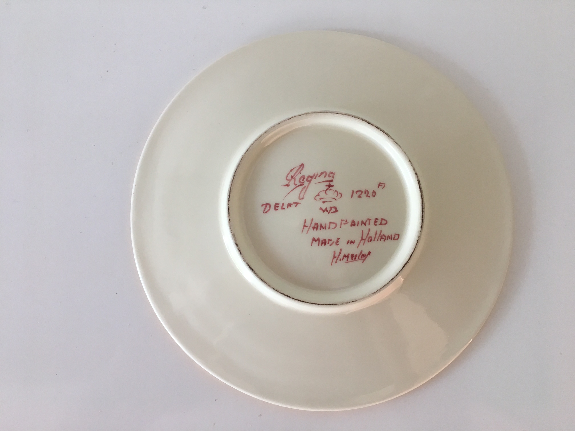 Kunstaardewerkfabriek Regina - vier platelen gebaksbordjes en twee pindaschaaltjes Delfts Rood kopen? Bied vanaf 1!