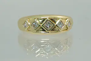 91- Zo goed als nieuwe 18 Krt gouden fantasie ring met 5 princess cut diamanten kopen? Bied vanaf 600!