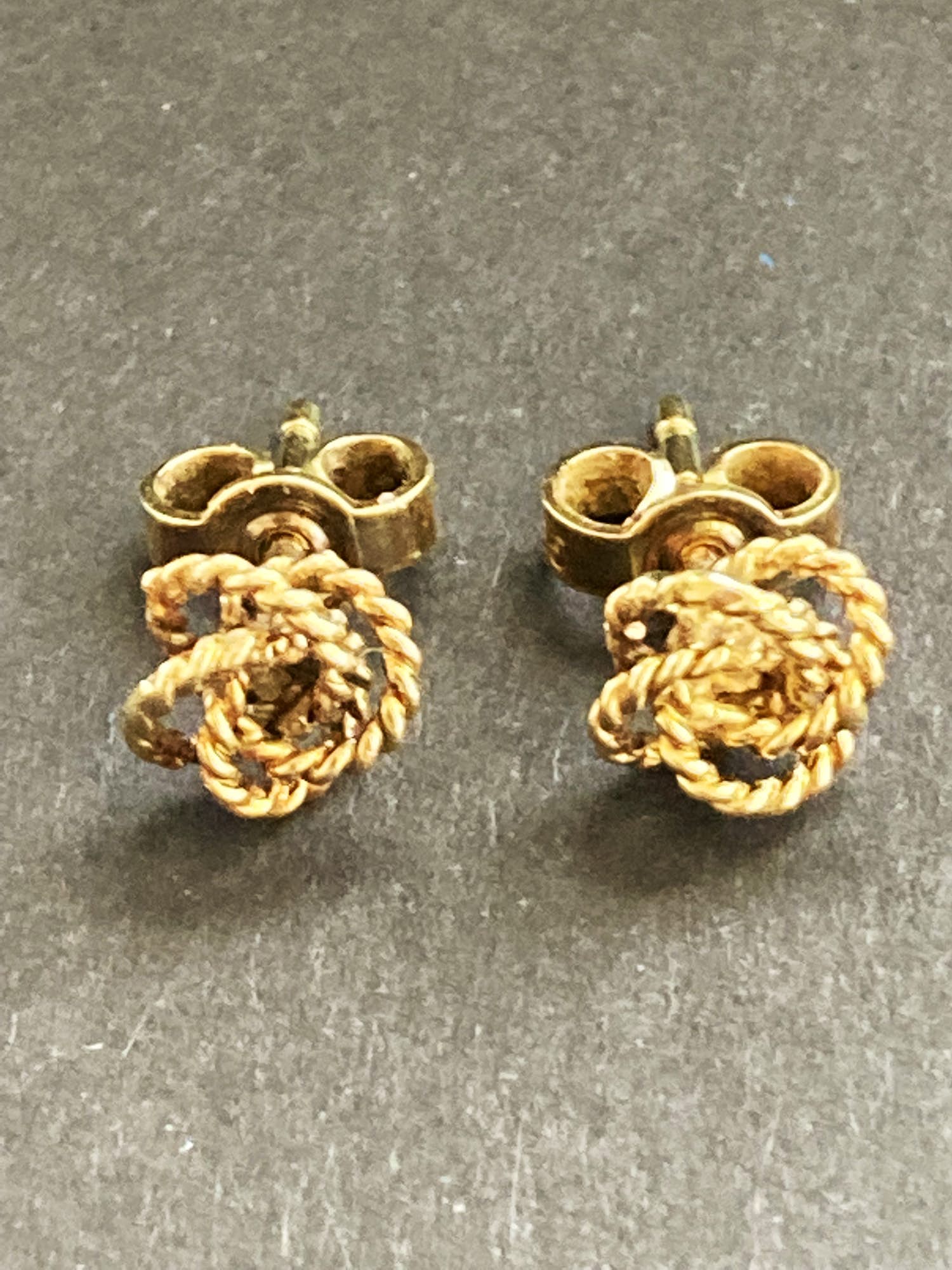 14 karaats geelgouden fantasie oorknoppen kopen? Bied vanaf 80!