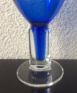 Niet of onleesbaar gesigneerd - DRIE BLAUWE DESIGN-GLAZEN kopen? Bied vanaf 1!