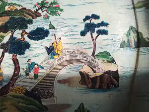 Niet of onleesbaar gesigneerd - Fraai hand beschilderd Japans dienblad met miniatuur personages kopen? Bied vanaf 1!