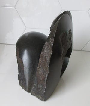 Niet of onleesbaar gesigneerd - Abstract massief natuurstenen sculptuur gesigneerd RS kopen? Bied vanaf 1!