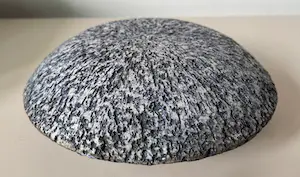 Niet of onleesbaar gesigneerd - Twee kunst keramische objecten kopen? Bied vanaf 1!