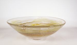 Thea Figee - Vrijgevormde glazen schaal met gekleurde draden kopen? Bied vanaf 150!