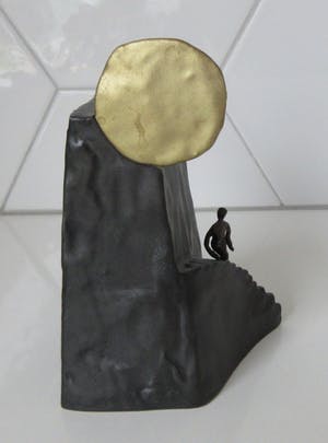 Corry Ammerlaan - Abstract Keramisch beeld van een trap richting een gouden zon en bronzen figuur kopen? Bied vanaf 32!