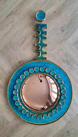 Vegvari Gyula - Elegante turquoiseblauwe bolle spiegel met roze glas verkocht voor € 300!