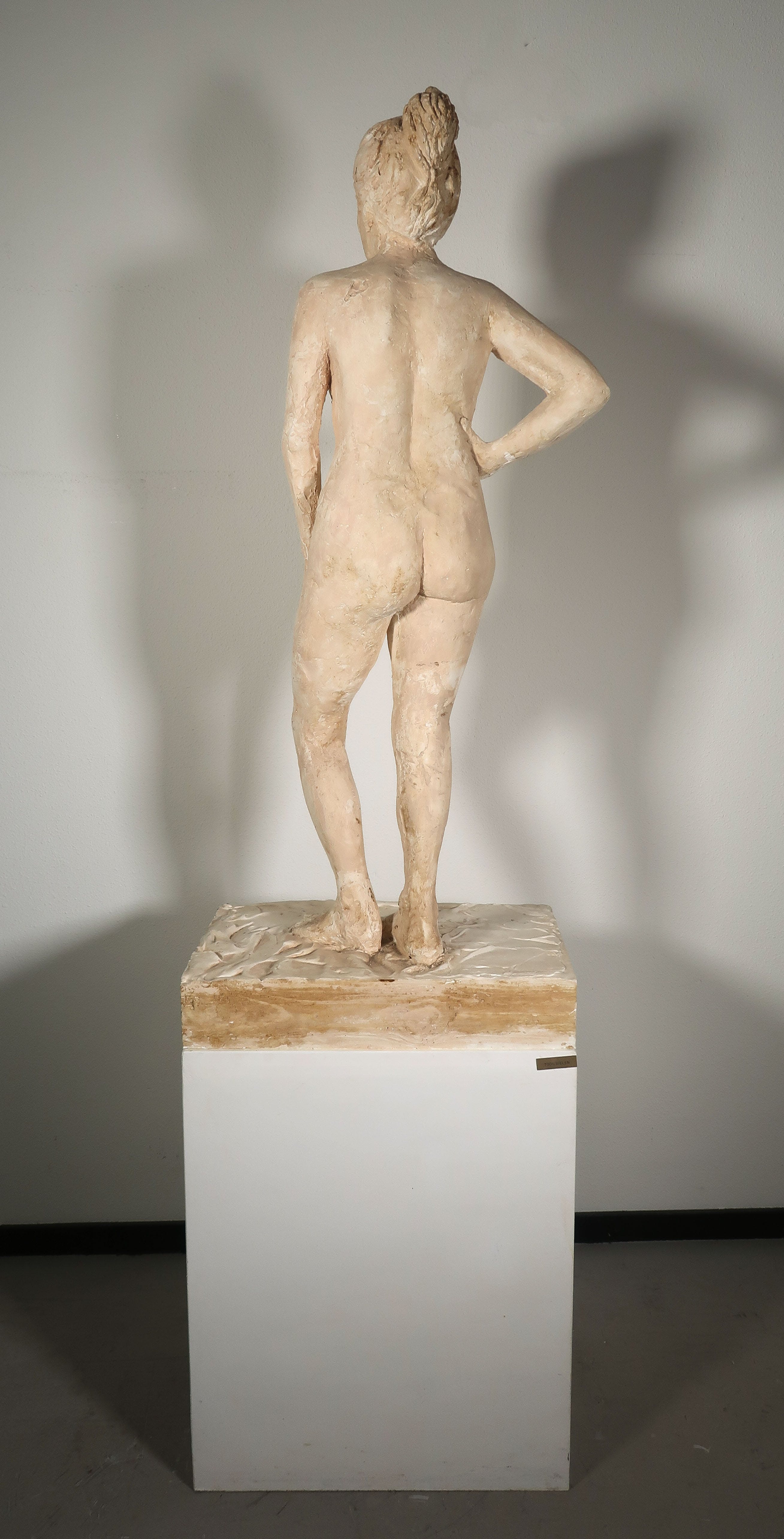 Toon Gielen - Beschilderd keramiek, Naakte vrouw op sokkel kopen? Bied vanaf 50!