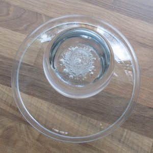 Niet of onleesbaar gesigneerd - Studio Kristallen schaal op ronde kogelvoet met airbubbels kopen? Bied vanaf 1!