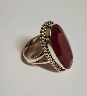 Nieuwe Sterling zilveren ring gezet met facet geslepen Robijn. kopen? Bied vanaf 70!