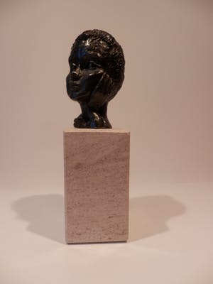 Niet of onleesbaar gesigneerd - Stenen sculptuur op Marmeren Sokkel PEINZEND MEISJE kopen? Bied vanaf 1!