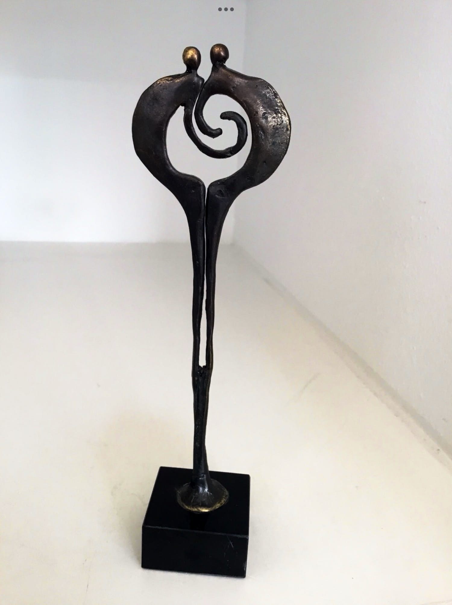 Corry Ammerlaan - Sculptuur “ Aandacht voor elkaar “. Gesigneerd kopen? Bied vanaf 1!