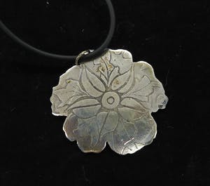 Yoka Voorbach - Yoka Voorbach - Collier met zilveren hanger met kleurenets, Magic eglantine kopen? Bied vanaf 1!