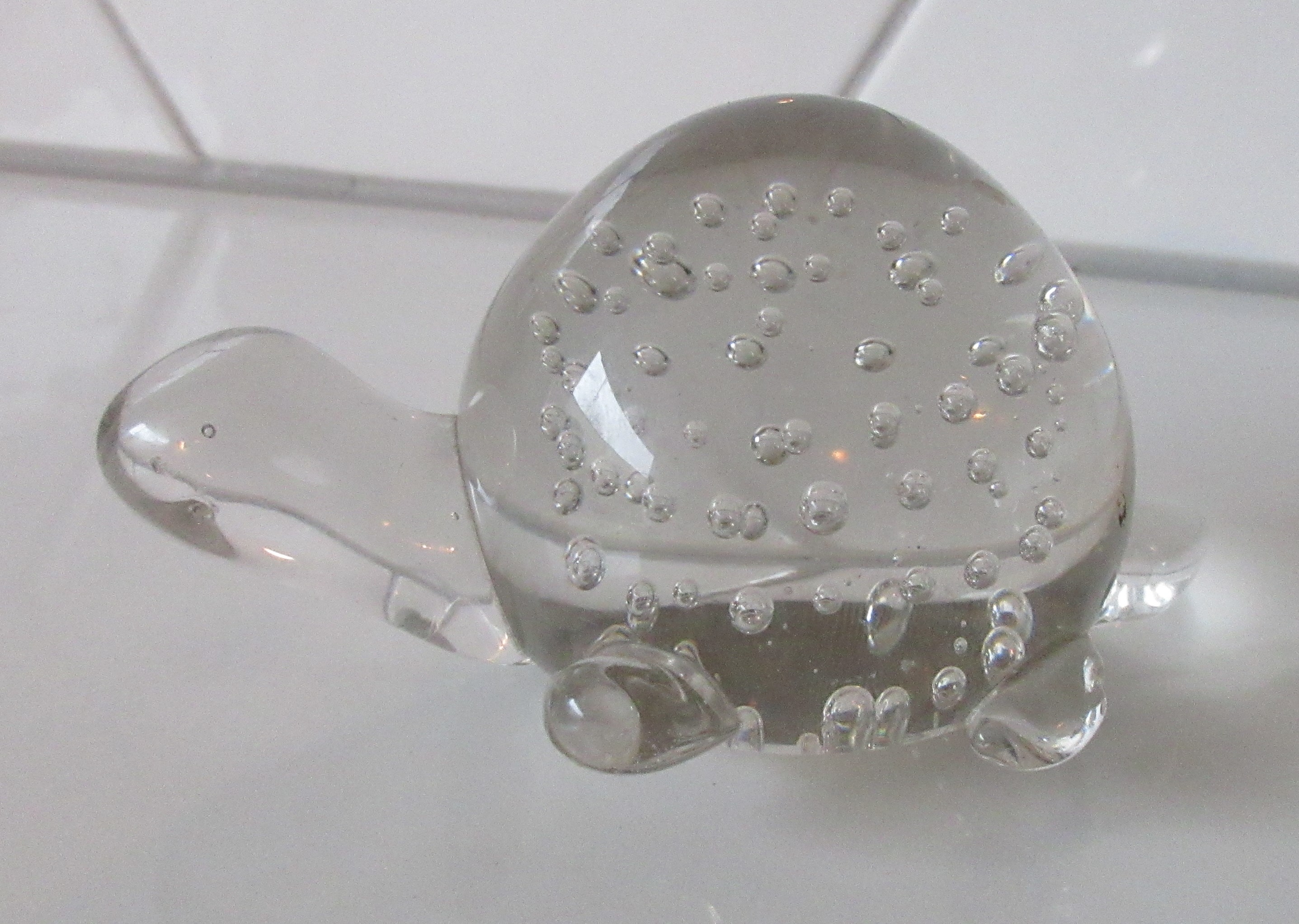 Niet of onleesbaar gesigneerd - Blank kristallen presse papier met ingesloten luchtbellen van een schildpad verkocht voor € 1!