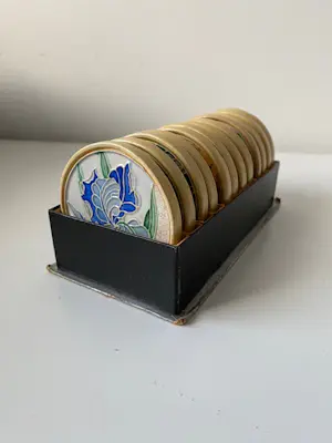 Faience- en Tegelfabriek Westraven - Zeldzaam mooie set polychrome cloisonné onderzetters 1923 kopen? Bied vanaf 75!