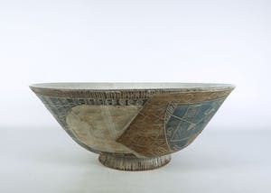 Dirk Hubers - Aardewerk, Sgrafitto schaal op voet kopen? Bied vanaf 100!