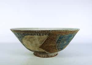 Dirk Hubers - Aardewerk, Sgrafitto schaal op voet verkocht voor € 100!