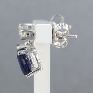 18k witgouden oorknoppen met saffier tot. 2,15ct en diamant 0.12 ct kopen? Bied vanaf 420!