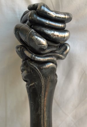 Niet of onleesbaar gesigneerd - Metalen beeld , “Gesmolten…!” – Op hardhouten voet kopen? Bied vanaf 1!