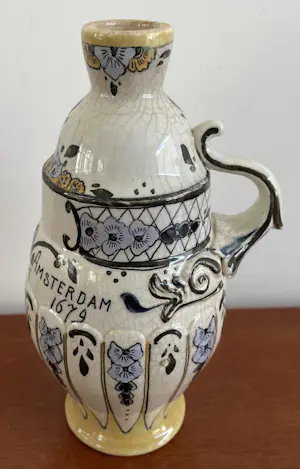 Faience- en Tegelfabriek Holland-Utrecht - Aardewerk Jenever of likeurkruikje "Wynand Fockink Amsterdam 1679" kopen? Bied vanaf 55!