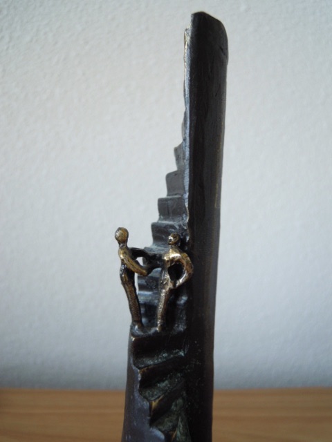 Corry Ammerlaan - Gesigneerd bronzen beeld titel - "SAMEN VERDER " kopen? Bied vanaf 45!