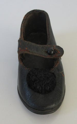 Curiosa - Twee antieke leren kinderschoenen voor een meisje kopen? Bied vanaf 1!