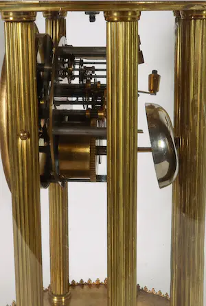 Klokken - Neoclassistisch messing klokkenstel met twee kandelaren kopen? Bied vanaf 150!