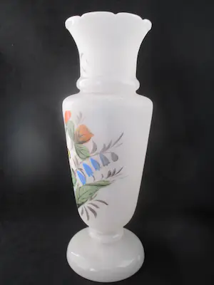 Niet of onleesbaar gesigneerd - Handgeschilderde opaline vaas 28,5 cm kopen? Bied vanaf 1!
