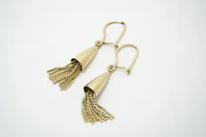 48-  Klassiek en relatief lang paar 14krt geel-gouden oorhangers met strengen kopen? Bied vanaf 250!