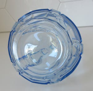 Niet of onleesbaar gesigneerd - Blauw persglazen art deco likeurkarafje en drie glaasjes kopen? Bied vanaf 1!