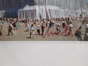 Christo - Rijksdag zeefdruk, stof en ingepakt pakketje - Gesigneerd - Ingelijst kopen? Bied vanaf 175!