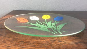 Niet of onleesbaar gesigneerd - GROTE GLAZEN SCHAAL MET VIER TULPEN kopen? Bied vanaf 1!