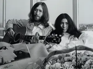 Nico Koster - Foto, John Lennon & Yoko Ono - Hilton Hotel tijdens de 'Bed-in for Peace' in '69 kopen? Bied vanaf 1!