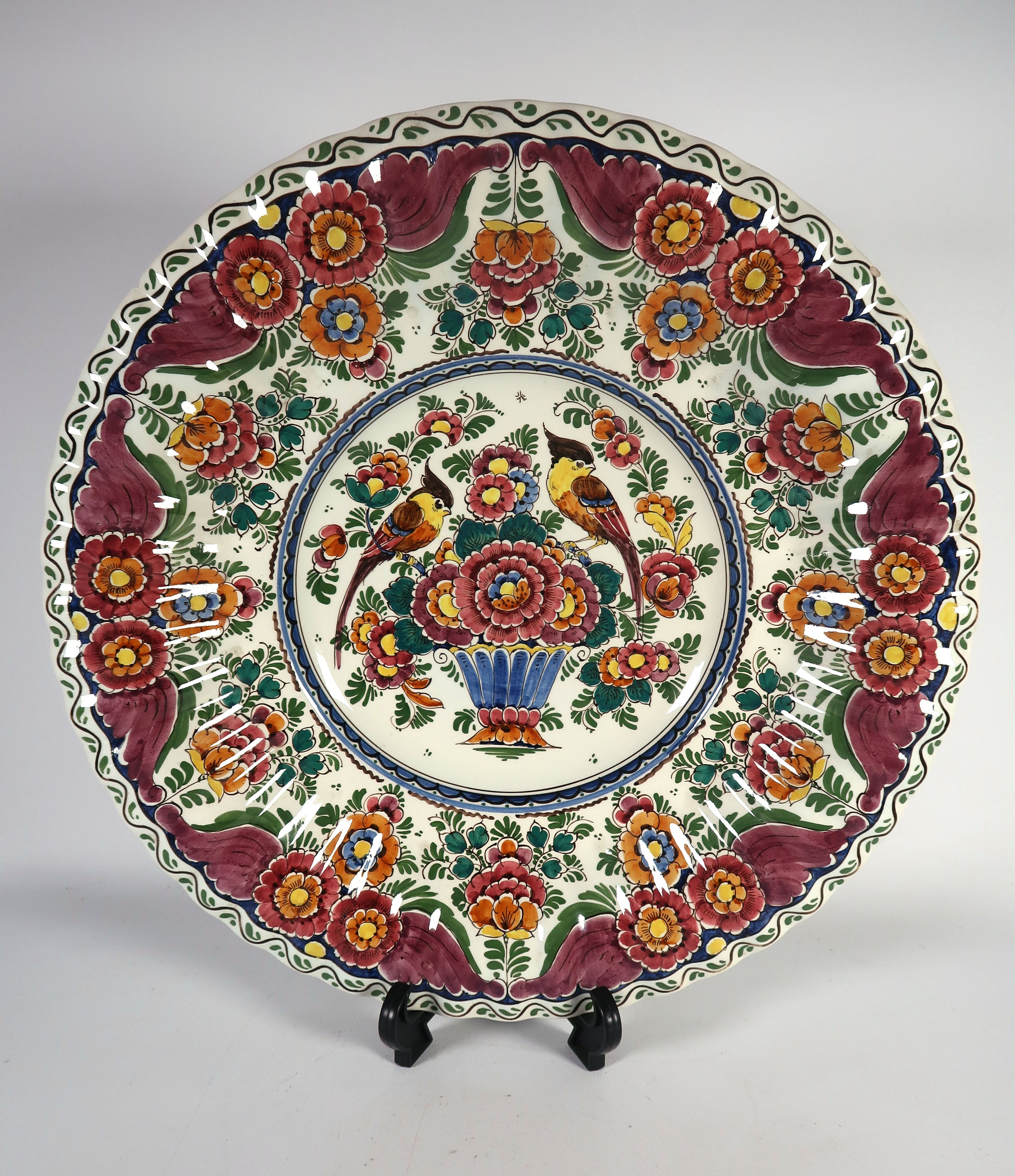 Keramiekfabriek Velsen - Aardewerk, Polychroom bord met bloemen en vogels (Groot) verkocht voor € 1!