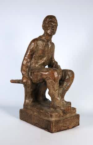 Niet of onleesbaar gesigneerd - Houten sculptuur, Zittende man verkocht voor € 10!