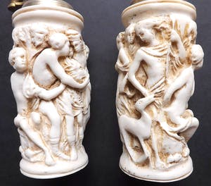 Curiosa - Vintage Salt And Pepper grinder in bone carved sculptures. kopen? Bied vanaf 1!