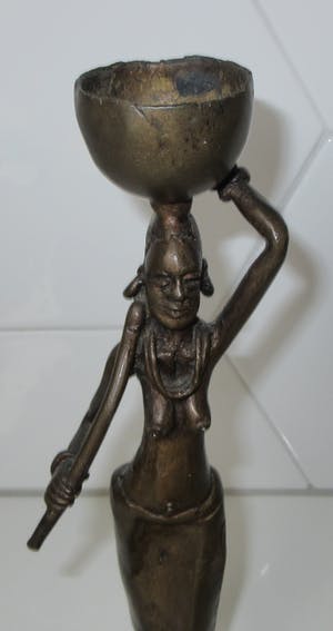 Niet of onleesbaar gesigneerd - Bronzen beeld van een Afrikaanse vrouw kopen? Bied vanaf 10!