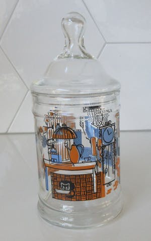 Curiosa - Vintage glazen koek of snoep pot met emaille decoratie van een huiskamer kopen? Bied vanaf 1!