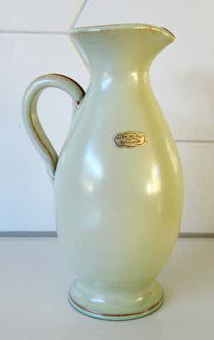 Niet of onleesbaar gesigneerd - Delfos creme wit aardewerken kannetje verkocht voor € 10!