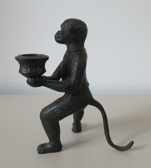Curiosa - Bronzen gepolychromeerde apen met een kandelaar kopen? Bied vanaf 1!