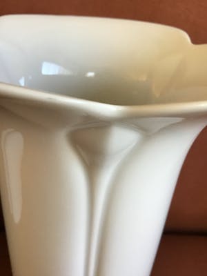 Niet of onleesbaar gesigneerd - 2 artdeco witte porselein vazen van Arzberg 15 en 12cm doorsnee kopen? Bied vanaf 10!