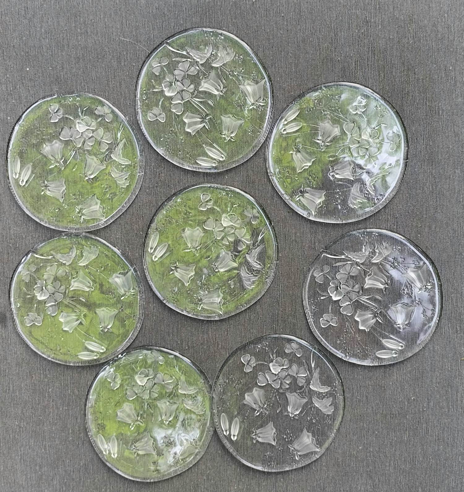 August Walther & Sohne AG - Glazen onderzetters/bordjes met bloemmotief (8) verkocht voor € 20!