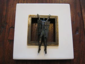 Brons (Onbekend) - Rob Verhoeven - wanddecoratie keramiek met verbronsd sculptuur - gesigneerd kopen? Bied vanaf 75!