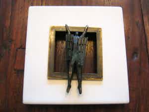 Brons (Onbekend) - Rob Verhoeven - wanddecoratie keramiek met verbronsd sculptuur - gesigneerd verkocht voor € 75!