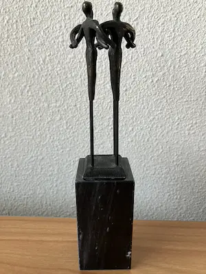 Corry Ammerlaan - Prachtig beeldje " Schouder aan schouder " kopen? Bied vanaf 25!