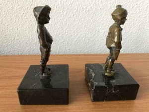 Julius Schmidt- Felling - afgeprijsd : twee beeldjes van kwajongens , op marmeren sokkel kopen? Bied vanaf 49!