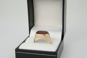 2565 - Vintage BWGG (8krt) geelgouden Zegelring met rode rechthoekige Carneool kopen? Bied vanaf 48!