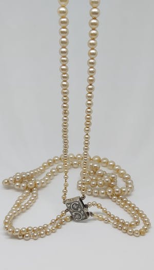 Buy Vintage Collier met glasparels en een zilver slotje? Bid from 35!