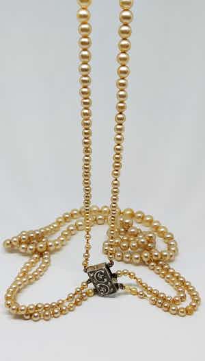 Vintage Collier met glasparels en een zilver slotje verkocht voor € 35!