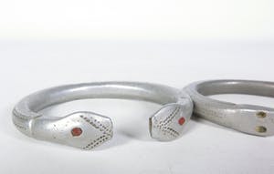 Congo - Twee aluminium armbanden met ingegraveerde geometrische decoraties kopen? Bied vanaf 1!